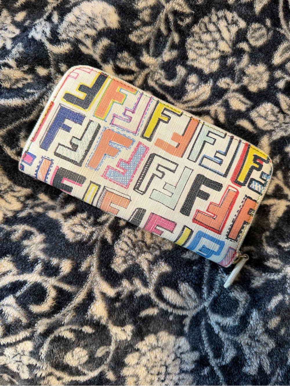 Fendi Grafitti FF Logo Zippy Wallet - Multicolor